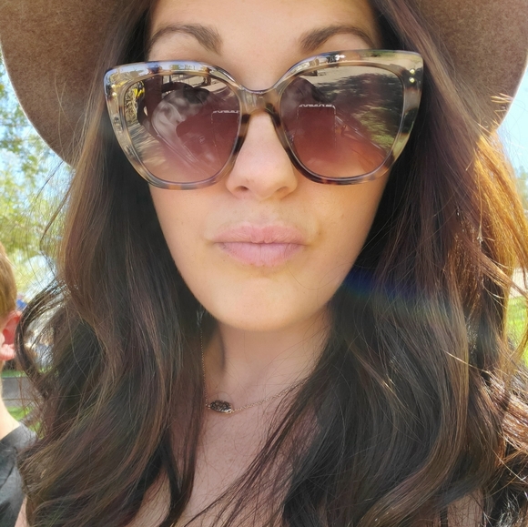 Meet your Posher, Elyse - Picture 2 of 2